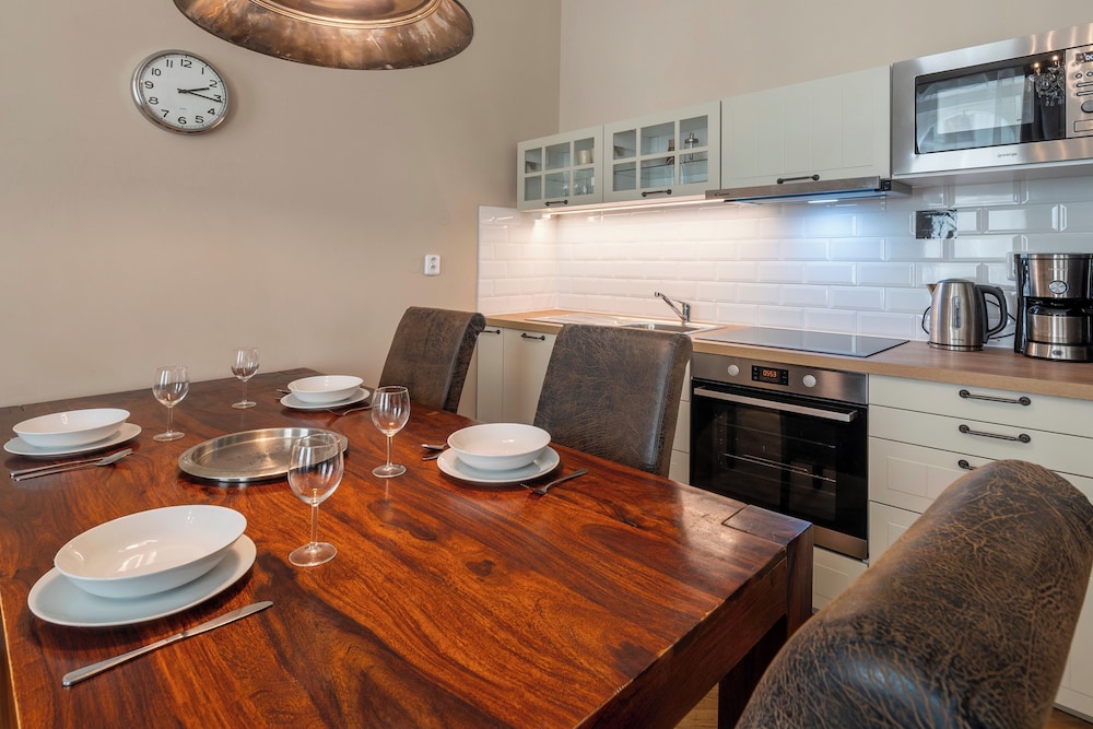 1 Bed Flat - Sleeps 5 - Parking - Wifi
