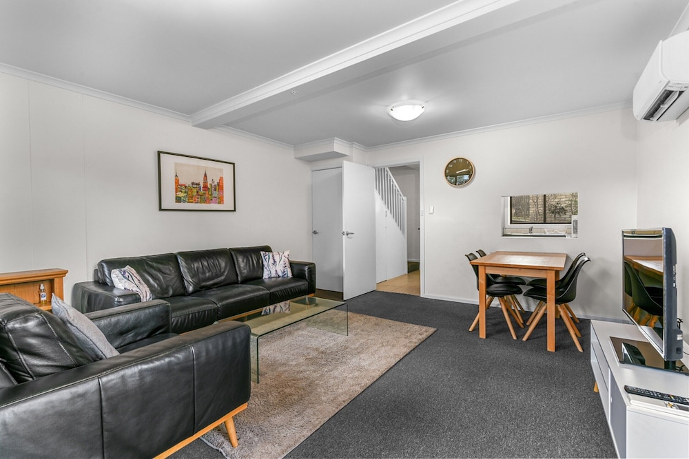 2-bed Townhouse Retreat in Sandy Bay With Parking