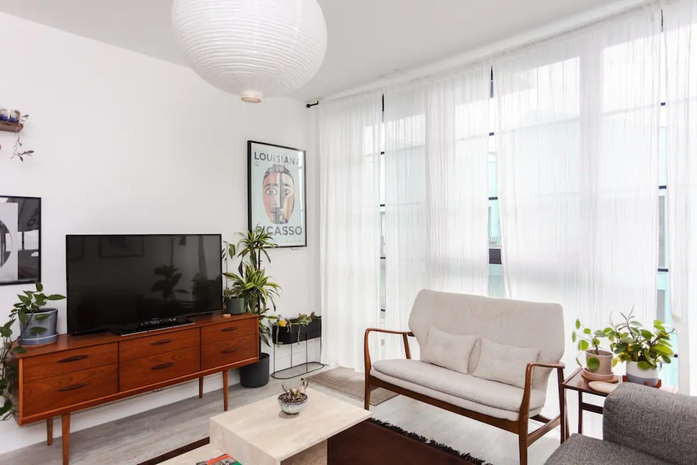 Bright 1 Bedroom Apartment in Hackney Wick With Balcony