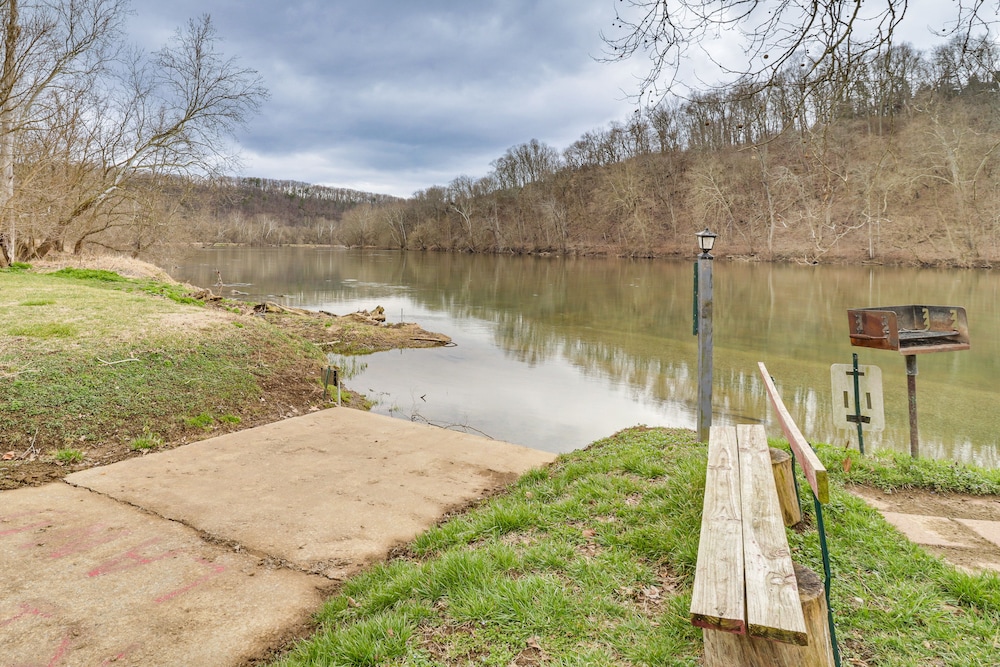 Quaint Shenandoah River Cabin: Kayak + Paddleboard view 3