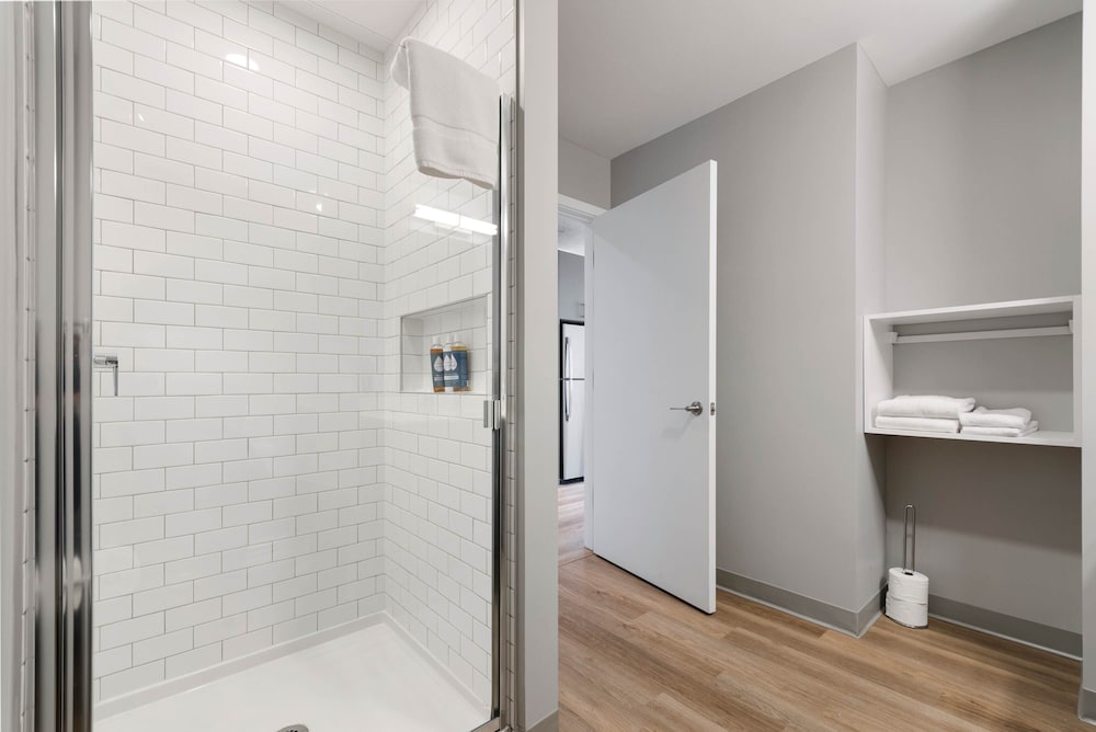 Modern 4BR Free Pkg Near Train Dining