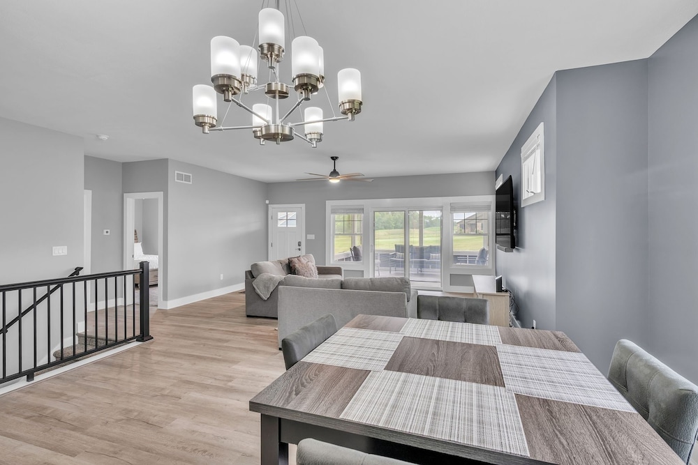 Pet-friendly Getaway With Golf & Private Patio Retreat 4 Bedroom Home