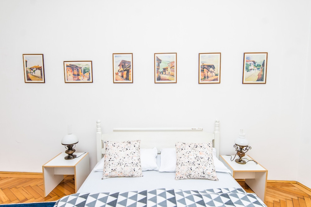 Bright and Modern Duplex in the City Center! view 5