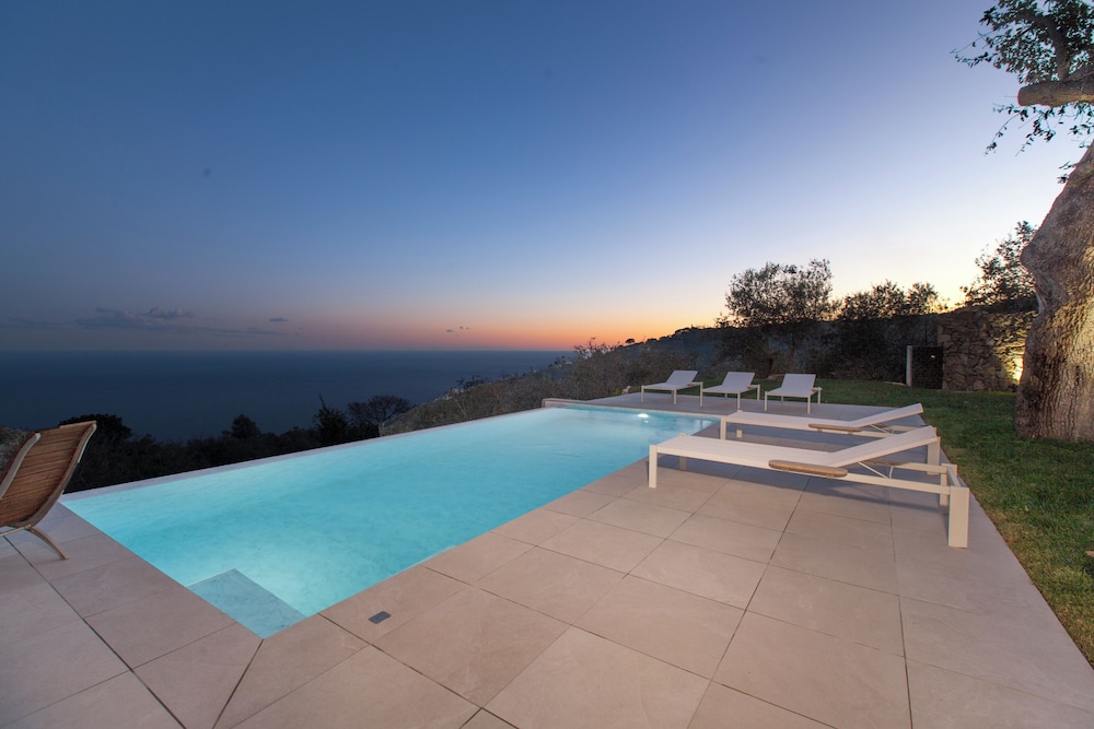 Design Villa With Infinity Pool & Li Galli View
