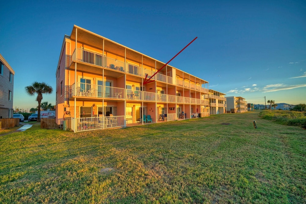 Bubbly Blew by Avantstay Beachfront Condo View