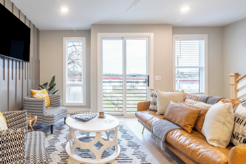 Monty by Avantstay 4bdr 4ba, Balcony w/ Outdoor Seating, 5mins to DT