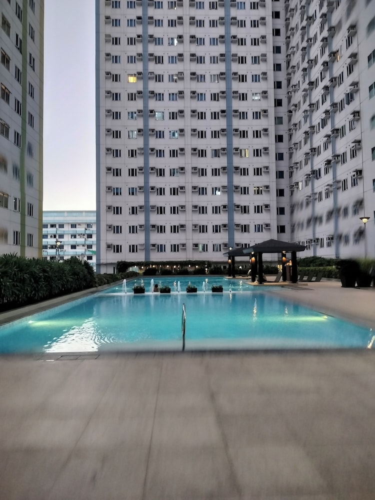 Luxurious City Lights View Condo for Rent in Quezon City