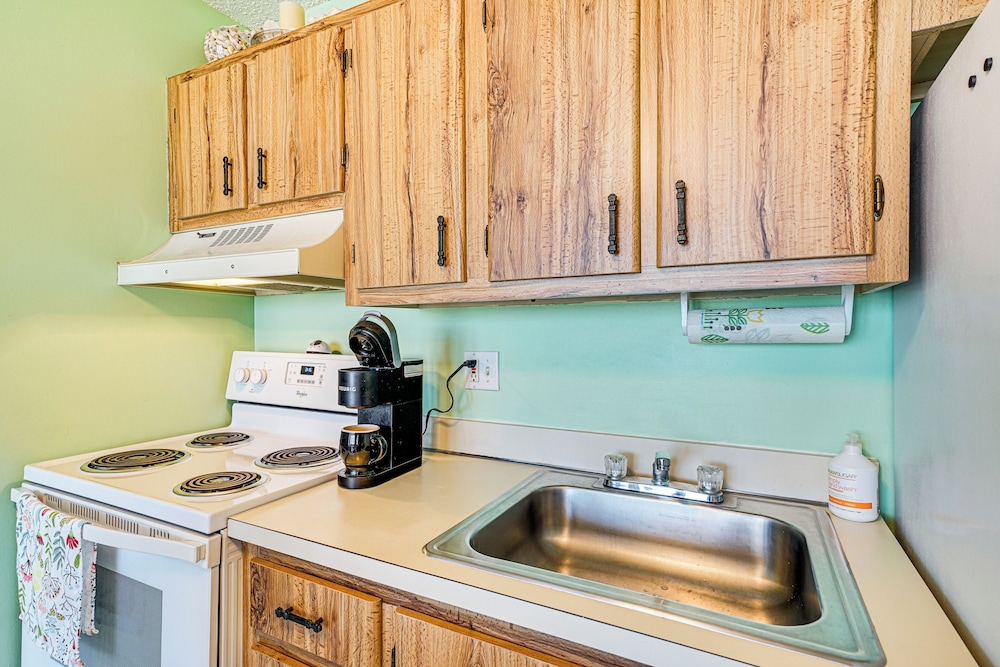 Beachfront Condo w/ Bay View in Fort Myers Beach!