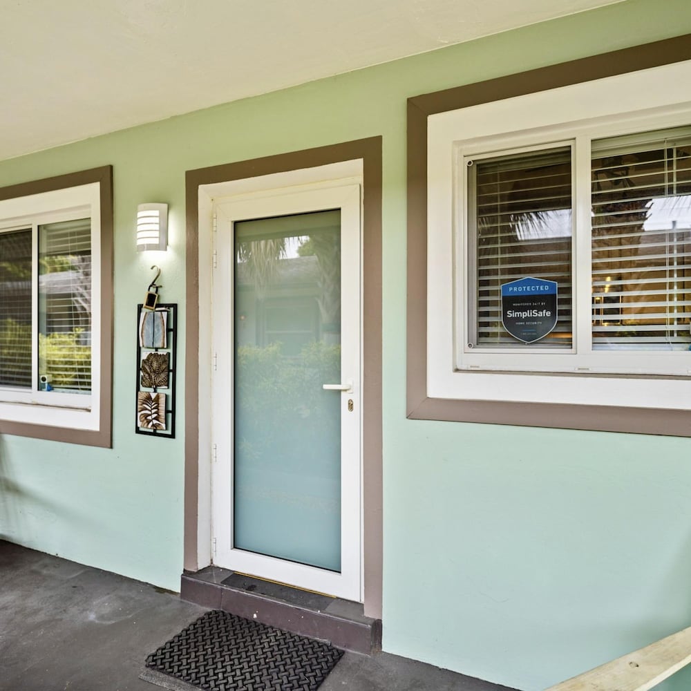 Wilton Manors 2BR Charm Walk to the Drive view 2