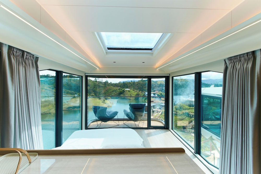 Roka Hotel