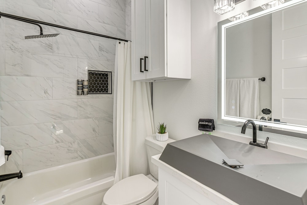 2 Mi to Dtwn Houston: Stylish Retreat w/ Balcony