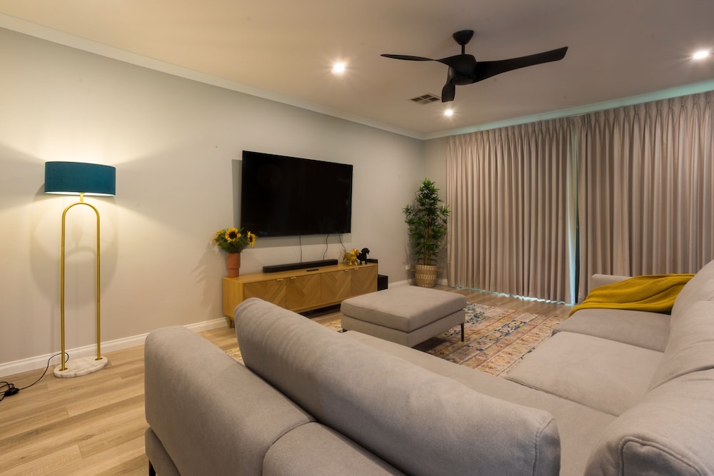 Spacious 4 Bedroom Family Home With Patio and BBQ