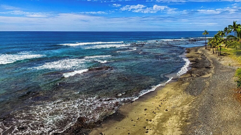 Oceanfront Penthouse With Sunset Views, A/C and Wraparound Lanai! - Vrkcv