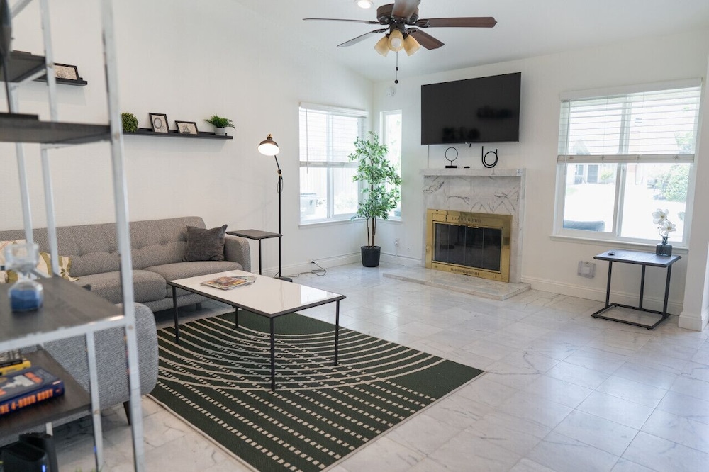Spacious 4-bedroom Home With Large Yard AND Garage Near Knott S Berry Farm p67