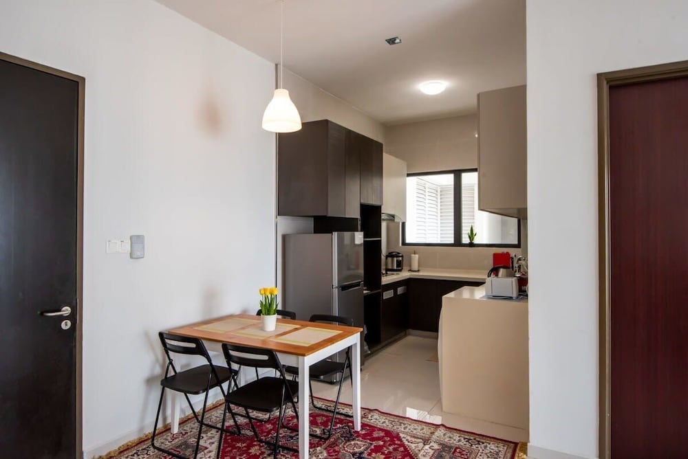 A Stylish 2BR Suite, Water Views, Free Parking