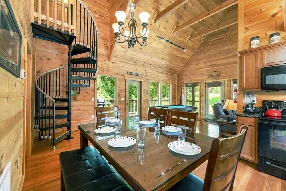 A Suite Mountain - 2 Bedrooms, 1 Baths, Sleeps 6 Cabin by RedAwning