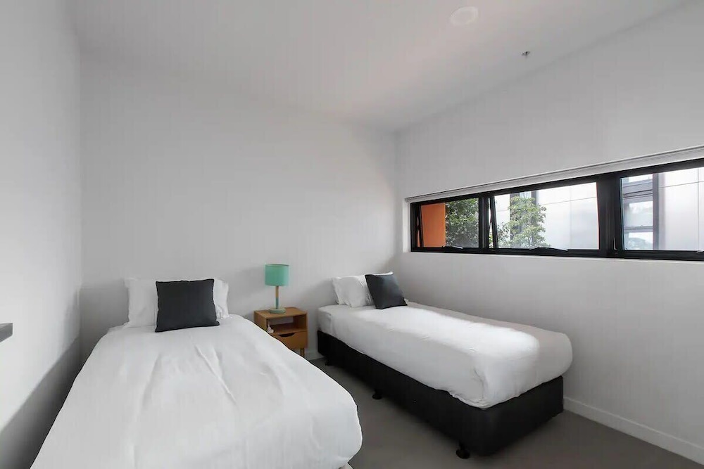 A 3BR Apt Next to Melbourne Zoo, Free Parking