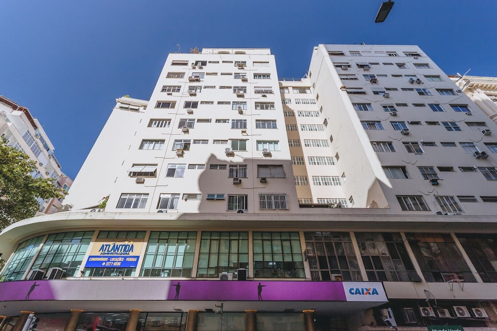 Studio com Wi-fi e Ar a 45m da Praia de Copacabana