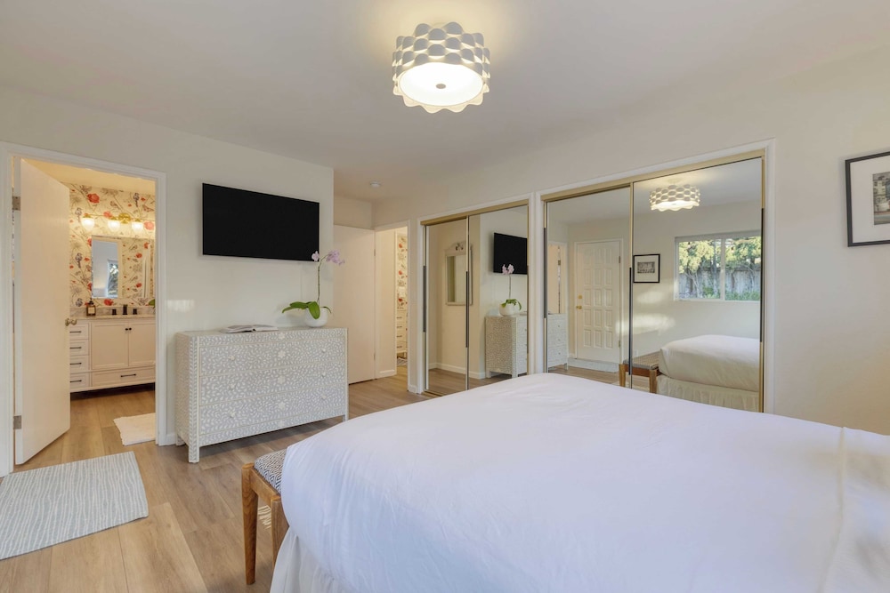 Hummingbird Haven by Avantstay Dog-friendly, Near the Beach, Huge Yard+hot Tub