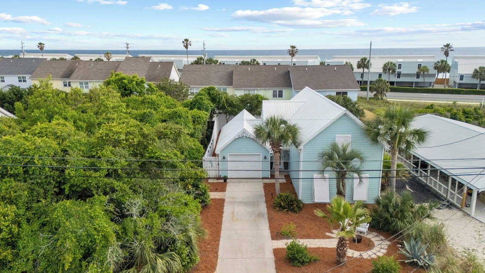 Newly Renovated! 2-min Walk to the Beach The Coastal Cottage by Avantstay