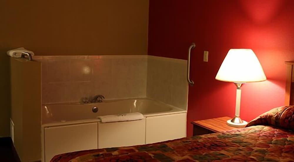 HomeTown Inn & Suites