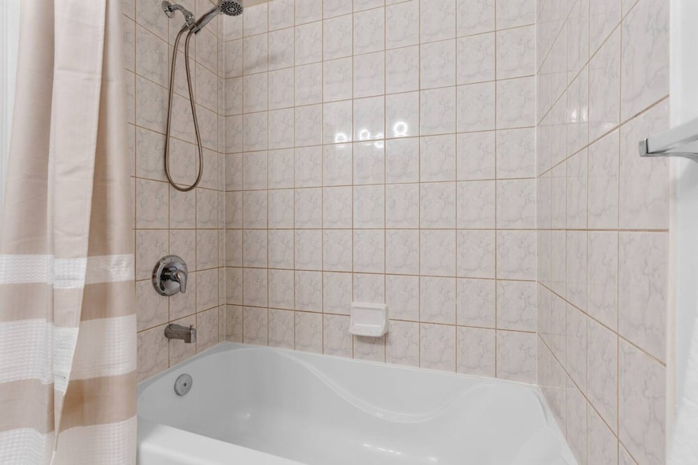 Contemporary 3BR Townhouse in Ajax Cozy Central