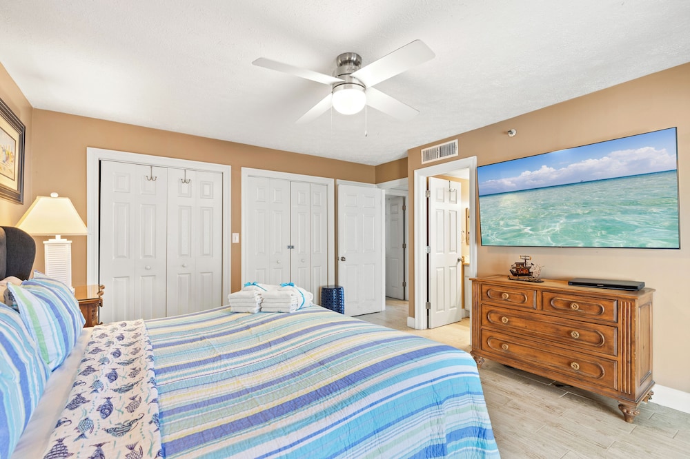 Steps to Paradise: Ground-floor 2br/2ba Beachfront Condo, Sleeps 8, Gulf Views!