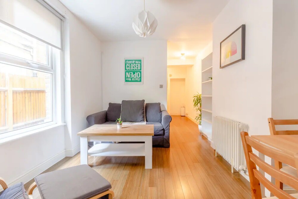 Spacious 2 Bedroom in Gorgeous Camberwell With Garden