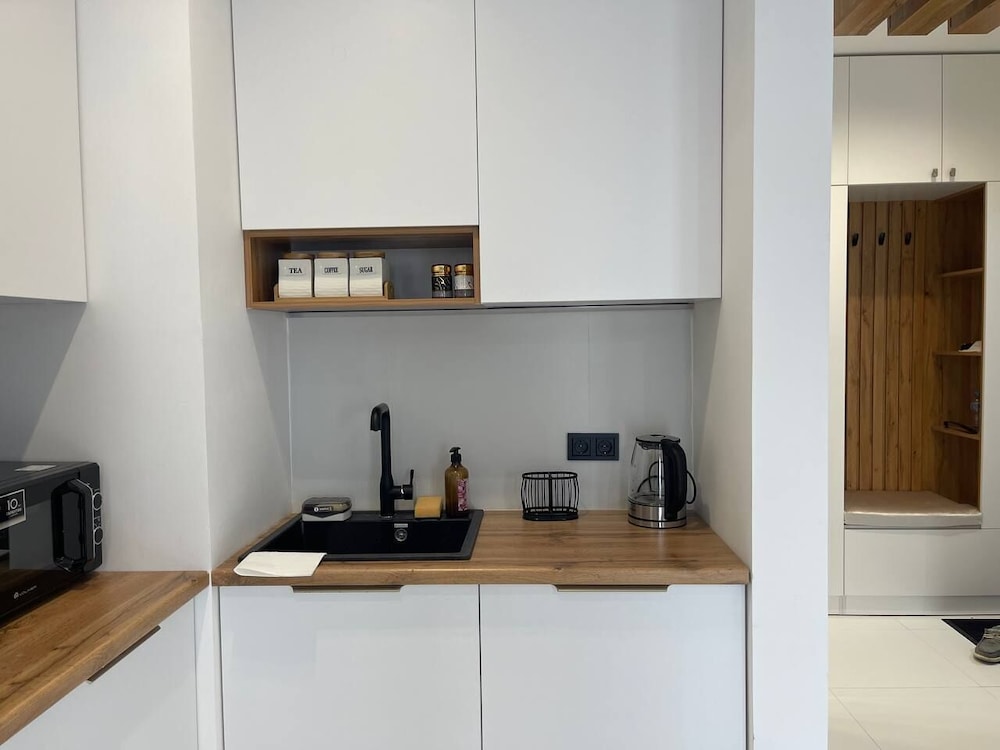 Akay city White studio