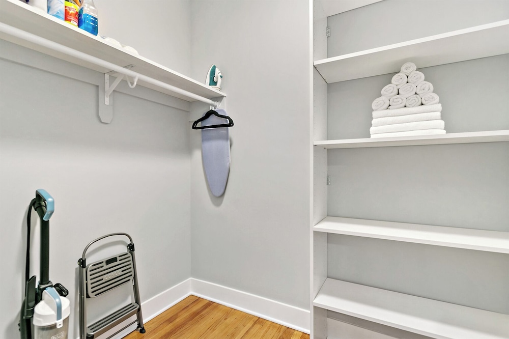 Lovely 1BR Apt - Belmont B3
