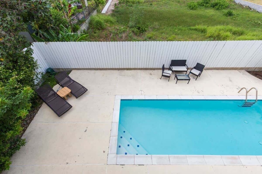 Open & Modern Pool #b Walk To Beach 2 Bedroom Condo