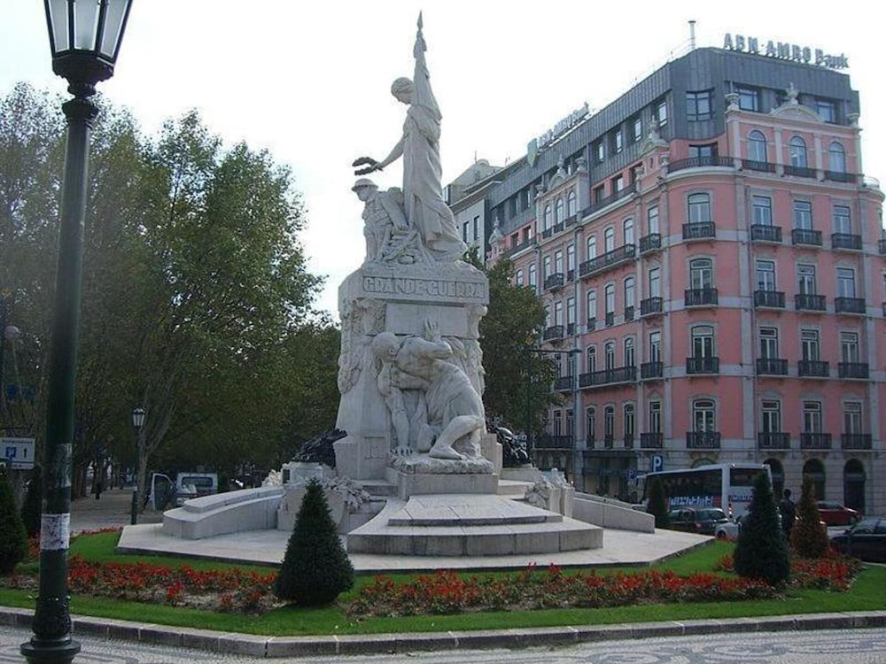 Modern 2-bed Apartment - Heart of Downtown Lisbon