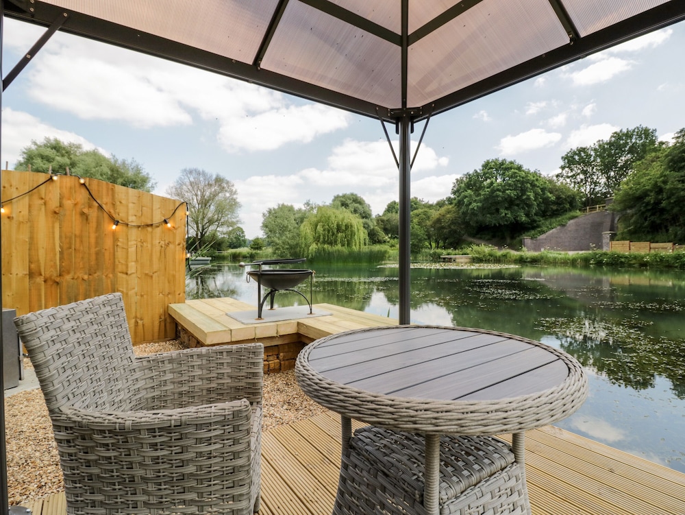 Oak Lodge At Bridge Lake Farm & Fishery