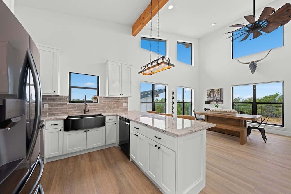 Hill Country Escape W/views Plus, Hot-tub and Pet Friendly!