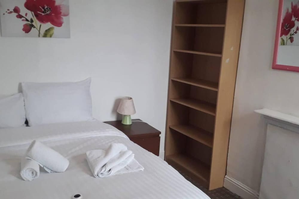 Homely 4-bed House in Manchester view 4