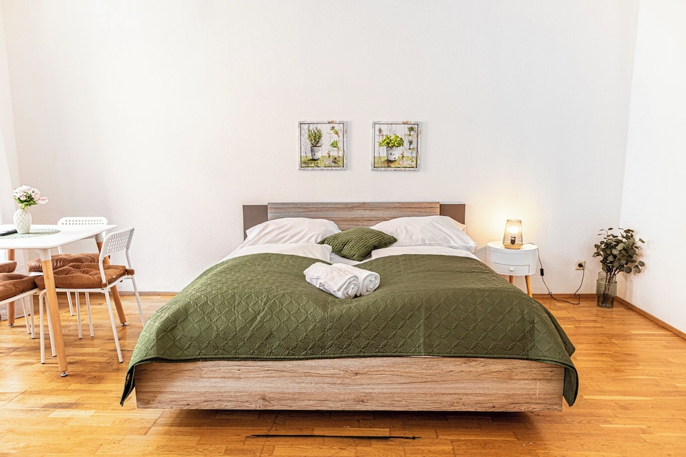 Beautiful 2BR Apartment Near Rennweg