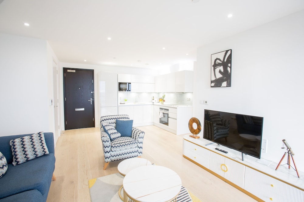 Canary Views One Bed and Bath Apartment