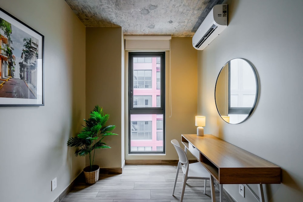 w Majestic 1BR w Great Pool in Centriqo