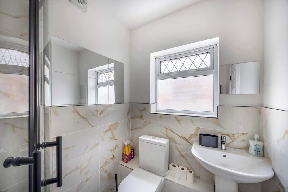 3bedroom 2 Bathroom House-free Parking 5 Beds