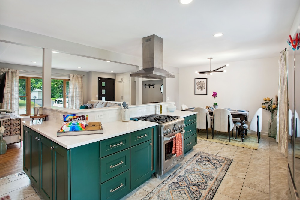 Charming & Bright Crystal Home Rental: Fire Table!, photo 18