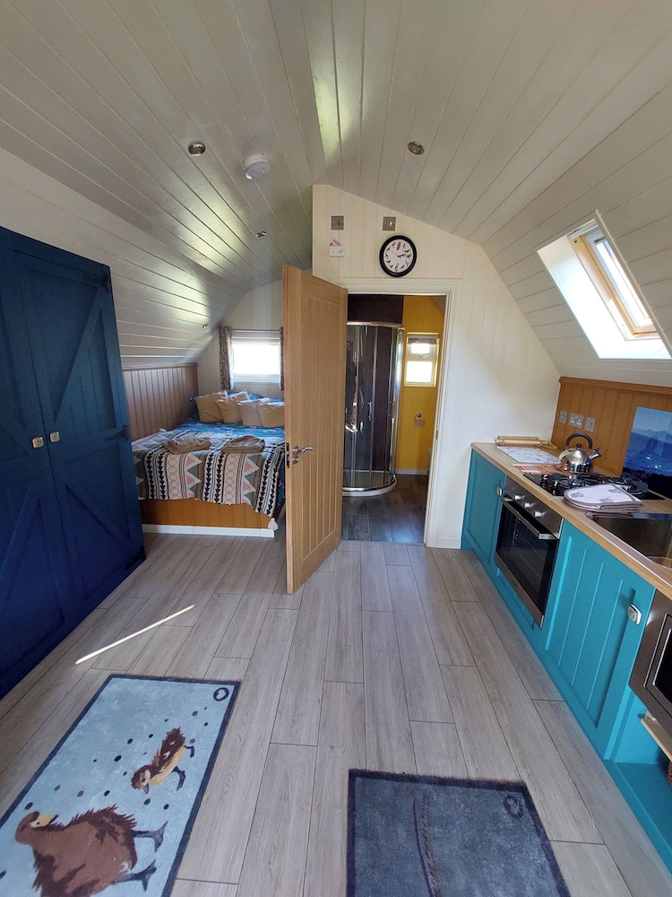 Cosy Countryside Cabin - Sleeps 2, Parking & Farm