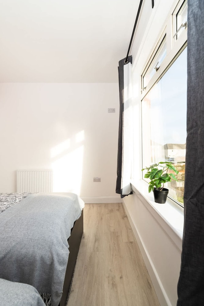4 Bedrooms-2bath-free Parking