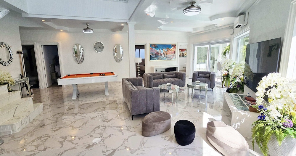 LUMALAND Luxury Pool Villa Pattaya Walking Street