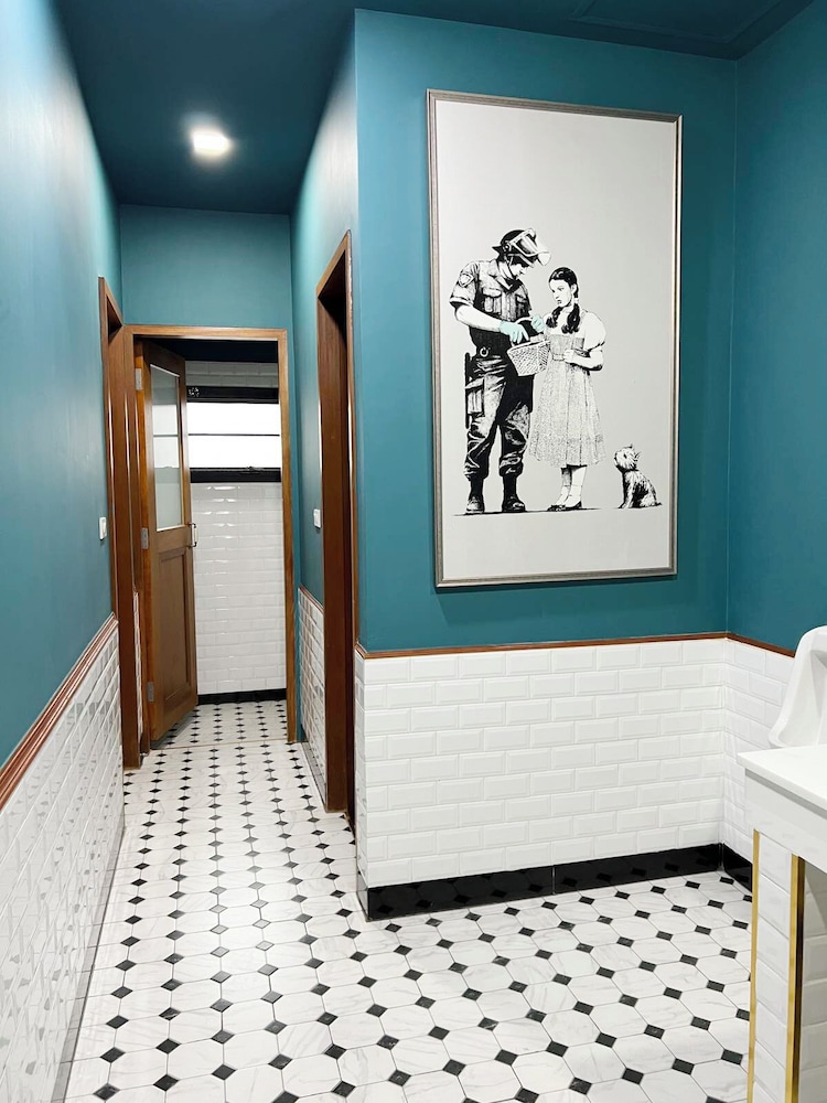 Poshtel 56