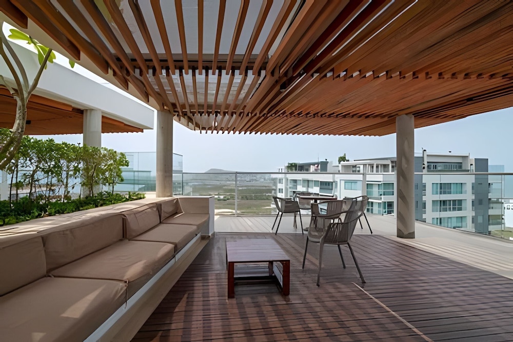 808 Martinique