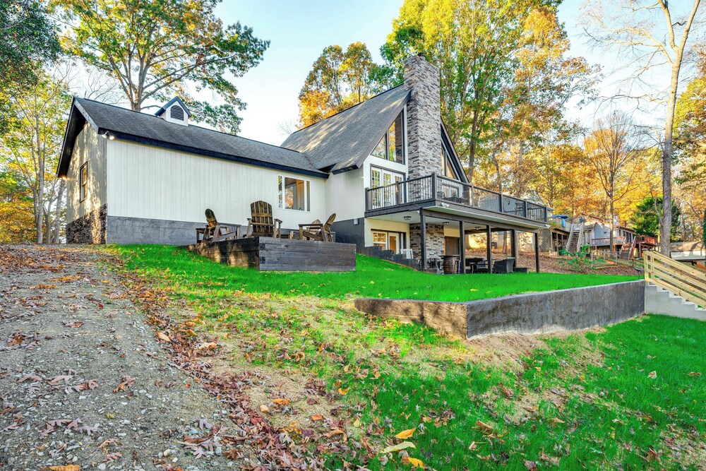 Dock & Hot Tub at High Rock Lake Retreat