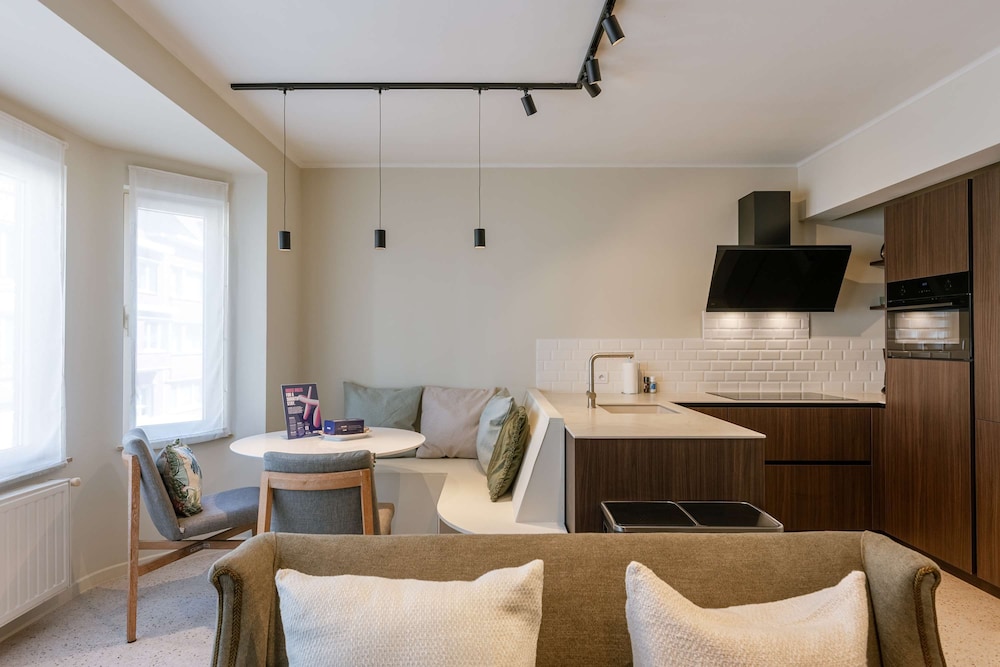 Huswell - Modern Family Flat Steps From the sea