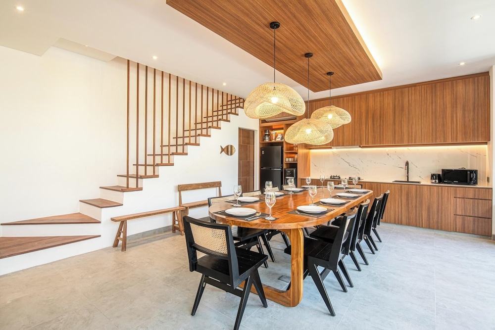 Opulent 5BR Modern Villa 400m From the Ocean