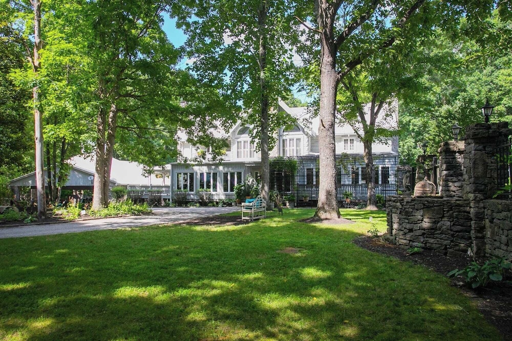 35 Acre Villa w/ Pool, Spa, Wine Cellar & Gym + Near Golf Club La Pearla Ranch by Avantstay