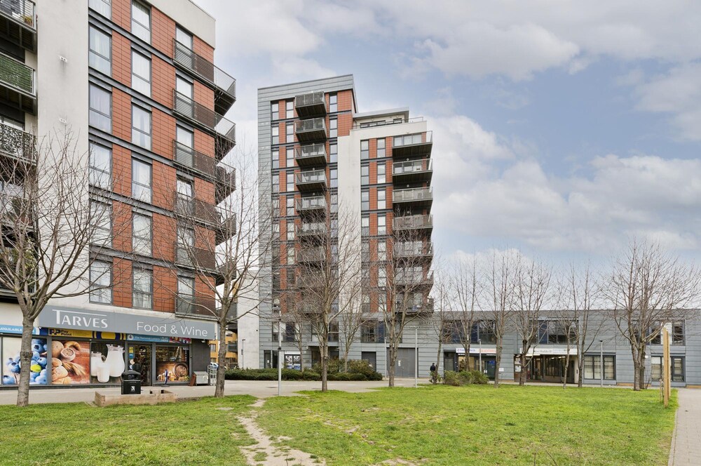Bright Greenwich Flat Near Canary Wharf by Underthedoormat
